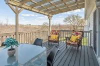 Rainbow Ranch: Family Friendly 4 Bedroom in Lovely Williamstown, 5 min to ARK! - 4-Star