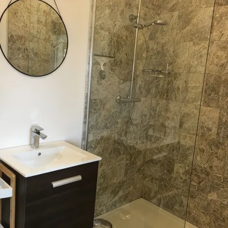 Pretty cottage with enclosed patio and private hot tub with stunning veiws