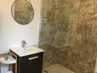 Pretty cottage with enclosed patio and private hot tub with stunning veiws - Wifi