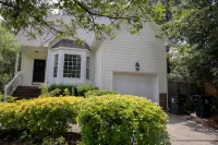 New modern kitchen in great location to RDU and RTP - Homestays