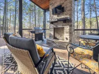 Somewhere With You -Features a hot tub & fire pit; accommodates 2 to 4 guests. - Chalets