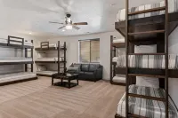 Large 9 Bedroom Home w/Private Pool, Indoor Sports Court & Arcade Room - Balkon