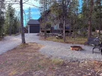 Newly built Porchside Forest Getaway 4-bedroom 3-bath cabin WiFi, AC.