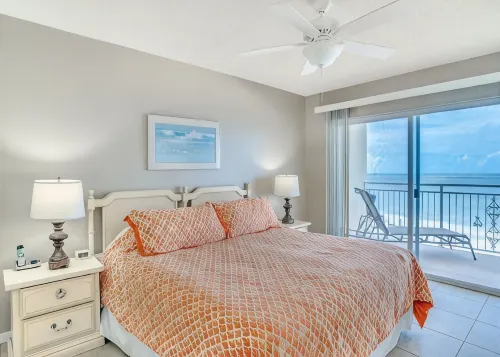 DIRECT BEACHFRONT CONDO Pool, Beautifully Renovated 2 Bedroom 4th Floor Balcony. - 2-نجوم