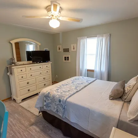 Private Pool🏊‍♂️ Hot Tub⛱ Walk or Bike to Beach🌊Soundview, Privacy Fence