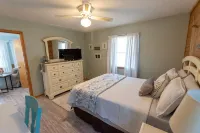 Private Pool🏊‍♂️ Hot Tub⛱ Walk or Bike to Beach🌊Soundview, Privacy Fence - โฮมสเตย์