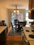 Remodeled-2/1 just blocks from the lift-labeled parking spot - 발코니