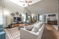 Charming 5 Bedroom w/ Self Check-In, Garage Parking & Pet Friendly - 3-Star