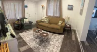 Charming 3-bedroom cottage in adorable Caseville with Beach Access, AC, and WiFi - 욕조