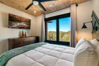 The Cozy Nook~ NEW Luxurious Modern Retreat Cabin with Hot Tub, Game Room, Grill - 4-Star