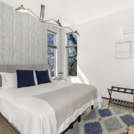 Sunny Chic Baca Railyard Retreat: Balcony + Full Kitchen + Laundry
