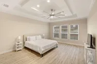 Luxury 4BR South CC! 15 Min to Beach, Fast WiFi, 6 Beds & Fireplace!