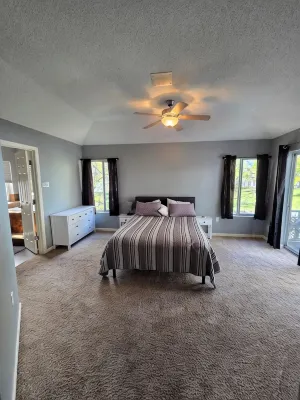 Lake Front home Sleeps 10 Overlooking deck for perfect lake views & a coffee bar - Homestays