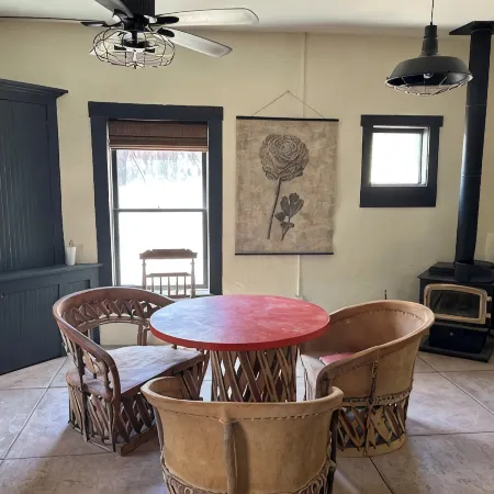 Charming 1800's fully modernized farmhouse in downtown Silver City- pet friendly