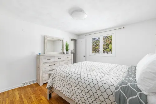 Gorgeous home with 5 Queen beds near Bonnet shores. Walk to beach/ narrow river - 2-Star
