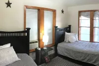 3 Sisters Crossroads Cottage with Big Porch, close to Lost Maples - Wifi