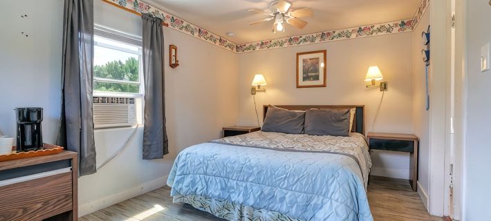 The Blue Cottage@ Twin Hills Cottages Hotels in Ellsworth