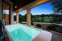 Hill Country Views w/ cold plunge, sauna, fire pit, grill on 10 acres! - 4-Sterne