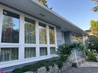 Residence by Queen Elizabeth Park - 방갈로