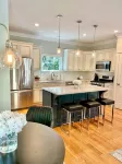 Modern House in Clifton Gaslight - 3 BR 3BA with Walkable Shops and Restaurants - Bungalows