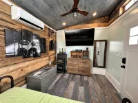 Premier, modern, fully renovated, Beach home...stroll to the beach in 3 minutes! - Bungalows