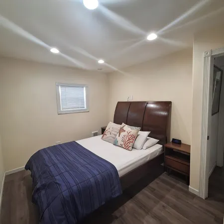 Charming 2-bedroom house with AC, WiFi in North Bend, pets ok, crabbing tools Hotels in North Bend