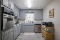 Pet Friendly, Huge Fenced in Yard, Fireplace, Firepit, Near Sgmc & Vsu & Eats - 3-Star
