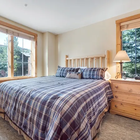 Slope Views, Cozy 2 King Beds, Pinball, Short 5 minute Walk to Everything!