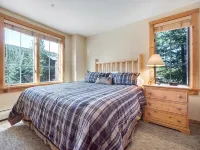 Slope Views, Cozy 2 King Beds, Pinball, Short 5 minute Walk to Everything!