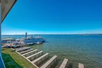 Spacious 2-bedroom Condo with Lake Views and WiFi - Sleeps 6 - ジャグジー