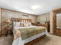 March Sale! Lakefront Cabin directly on Table Rock Lake: w/Pool+Hot Tubs Hotels in Indian Point