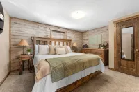 March Sale! Lakefront Cabin directly on Table Rock Lake: w/Pool+Hot Tubs
