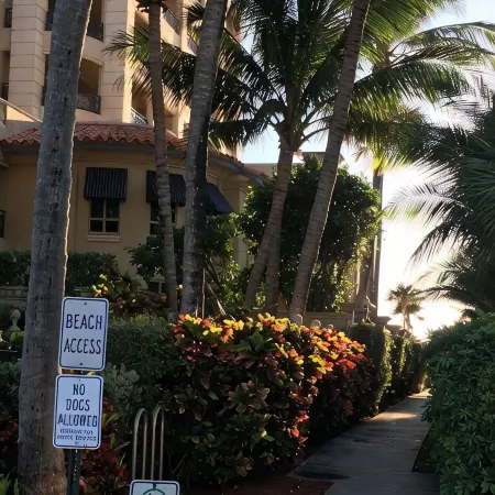 4/3 House with Beautiful Pool/Tropical Paradise/Short Walk to Beach/Restaurants