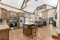 Pine Cone Lodge-Private Hot Tub, Pool Table, 2 Pools & Splash Pad, Pet Friendly! - Mökki