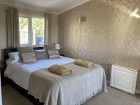 Quakerfield Lodge, with Private Hot Tub Fabulous Views - Homestay