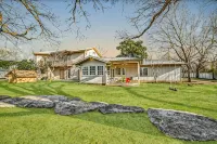 Hill Country Retreat I Private Pool & Hot Tub I Mins to Wineries & Town Square - 무료 와이파이