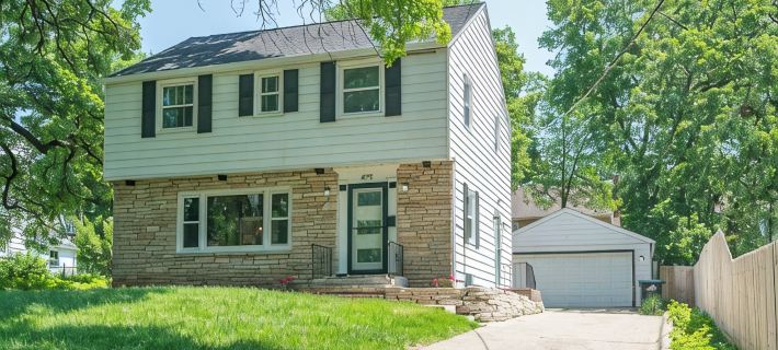 Cozy Waterbury VRBO next to Willow on Grand Events Center and Val Air Ballroom Hotels in Des Moines
