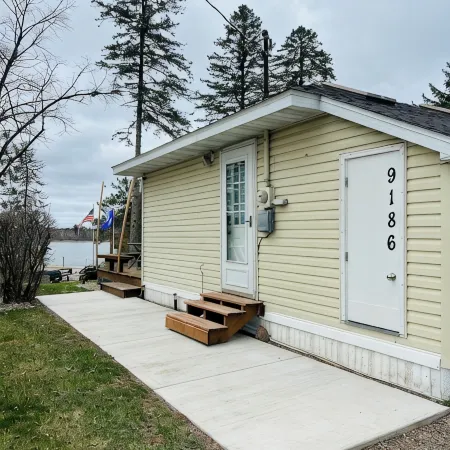 Cozy Lakeview Cabin in the heart of Breezy Point Resort