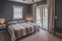 Spacious luxury cabin with hot tub and a great view! - 4-Star
