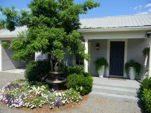 2Br w/Indoor Jacuzzi, and One Block from Downtown! the Art House - 4-Sterne