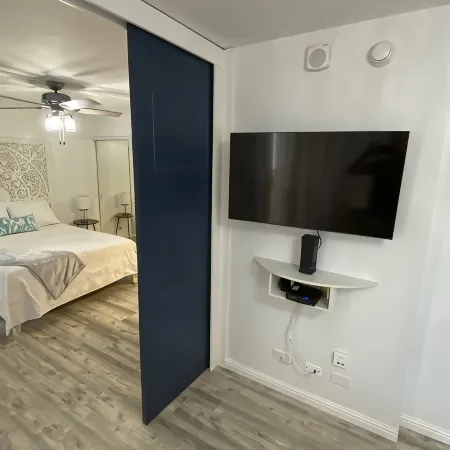 Remodeled oasis in the heart of Waikiki! Min. from beach, shops, & restaurants!