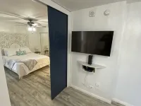 Remodeled oasis in the heart of Waikiki! Min. from beach, shops, & restaurants! - مسبح خاص