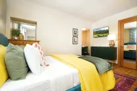 Charming Cottage Retreat - with Hot Tub, Sauna & 5 min walk to town! - balcony