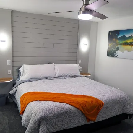 Natures Best Modern - Amazing GETAWAY, 2- Person LED Shower, 75" TV, King Bed 奧勒姆住宿飯店