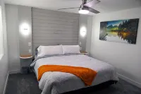 Natures Best Modern - Amazing GETAWAY, 2- Person LED Shower, 75" TV, King Bed - Homestays