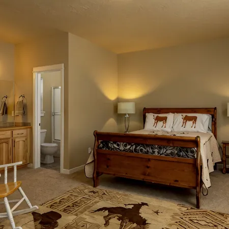 Spacious Western Home on 2 acres in the Pines close to Crater Lake