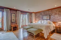 Incredible Luxury Loft in Historic Downtown McMinnville - 4-Star
