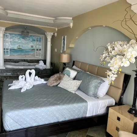 Honeymoon Suite; Whirlpool and Beautiful Oceanview