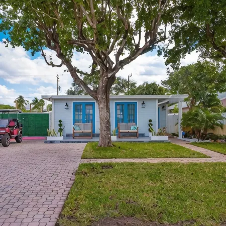 Flamingo Retreat Steps to Downtown Pool Home