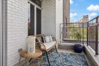 Luxury Mid-century Condo, Cozy & Fully Remodeled. Stocked with Many Extras! - balcon